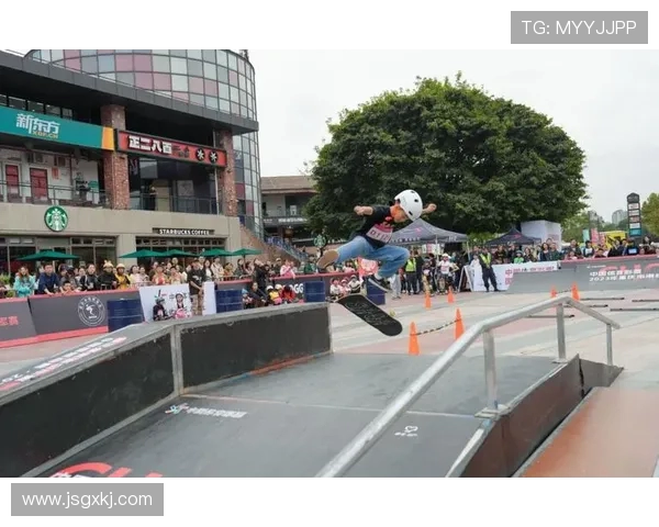 重庆滑板队在攀岩联赛中以67分稳居积分榜首位